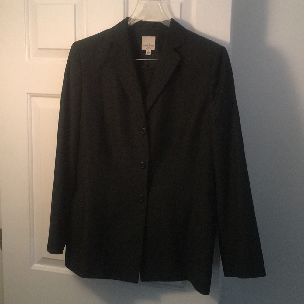 Skirt suit